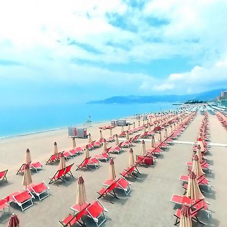 Modern & Bright Flat - 2 Min From The Sea Apartment Savona Bagian luar foto