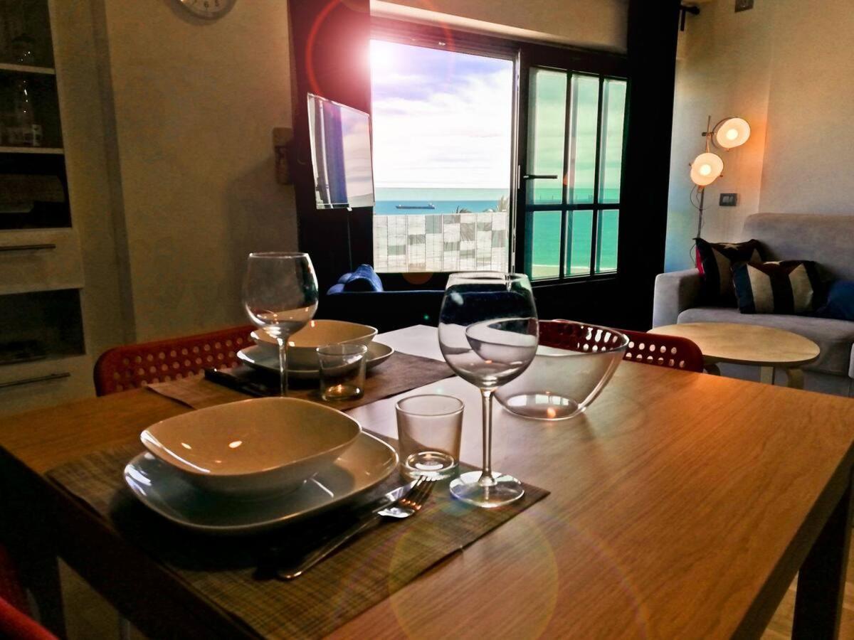 Modern & Bright Flat - 2 Min From The Sea Apartment Savona Bagian luar foto