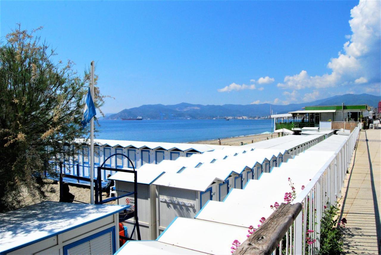 Modern & Bright Flat - 2 Min From The Sea Apartment Savona Bagian luar foto