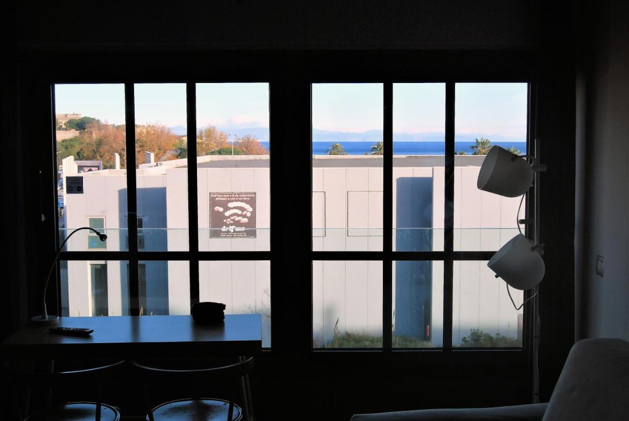 Modern & Bright Flat - 2 Min From The Sea Apartment Savona Bagian luar foto
